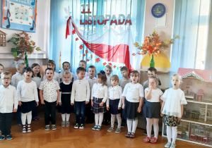 Dzieci śpiewają Hymn Polski.